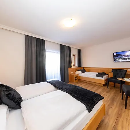 Austria Hotel *